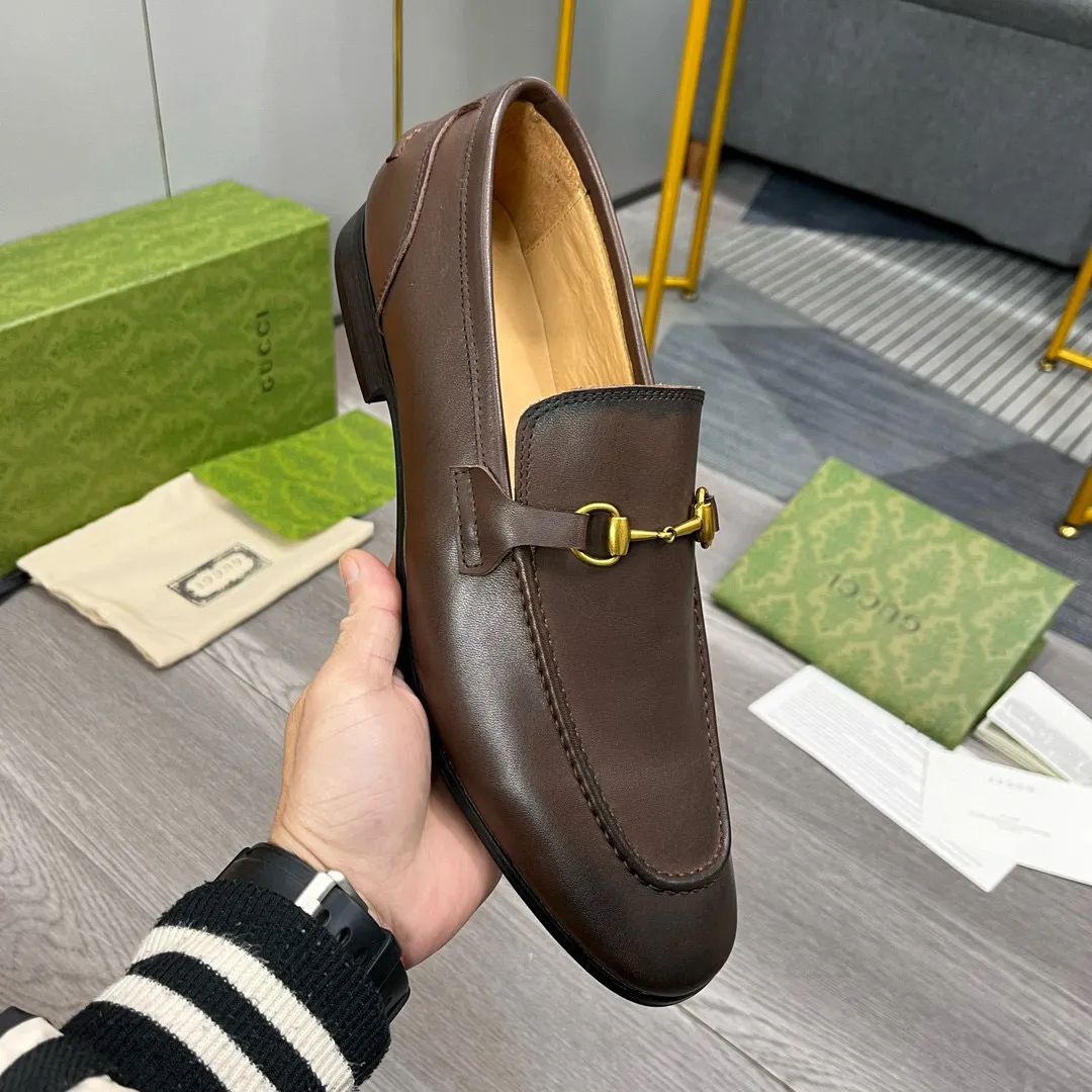 Ex-factory price: 480💰-(Gucci) men’s loafers! Genuine molded horsebit, a classic must-have for your shoe cabinet! The feet are particularly delicate! This Gucci original version is a set last, and we are consistent with the counter! Therefore, it is more comfortable in terms of last shape and comfort! Take it to the counter and compare at will! Good shoes are more than just what they make! But grasp the essence from the inside out! Material: Imported first-layer cowhide! Genuine leather outsole imported from Italy, size: 39-44 (38/45 customized, non-refundable)